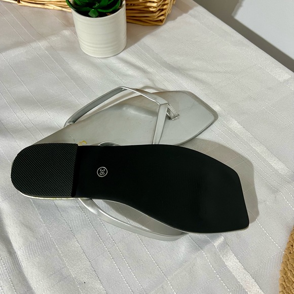 Silver flip flops - trendy square toe flip flop - Picture 2 of 2